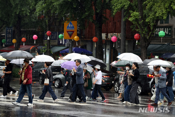 [서울=뉴시스] 조성봉 기자 = 비 내리는 지난 27일 오후 서울 종로구 인사동에서 우산을 쓴 시민들이 발걸음을 재촉하고 있다. 2023.05.27. suncho21@newsis.com