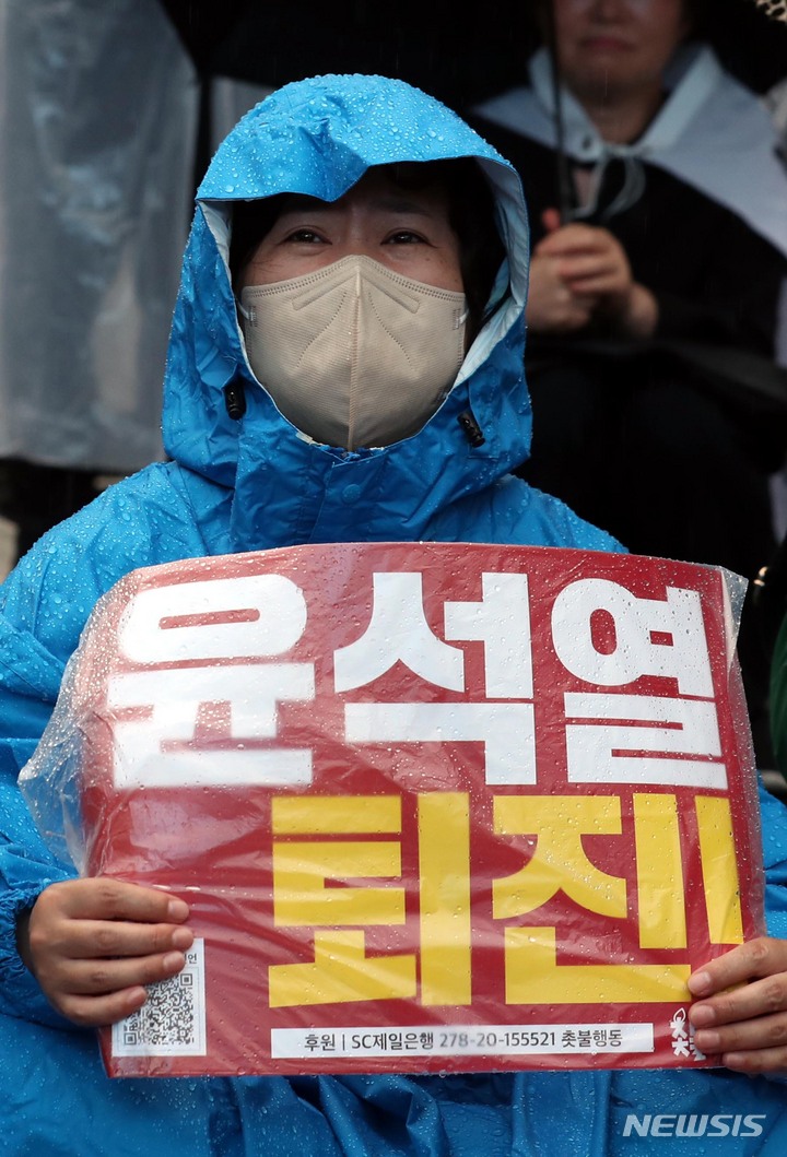 [서울=뉴시스] 조성봉 기자 = 토요일인 23일 서울 도심에서 시민단체의 윤석열 대통령 퇴진 요구 집회가 열렸다. 이들은 국가정보원(국정원)이 민간인을 불법 사찰했다는 의혹을 제기하며 "윤석열 정부가 총선을 앞두고 북풍 공작을 준비하고 있다. 정권을 심판해야 한다"고 주장했다. 사진은 지난해 5월27일 오후 서울 중구 시청역 인근에서 열린 ‘윤석열 퇴진, 김건희 특검 41차 촛불대행진’에서 참가자가 구호를 외치는 모습. 사진은 기사 내용과 직접적인 연관 없음. 2023.05.27. suncho21@newsis.com