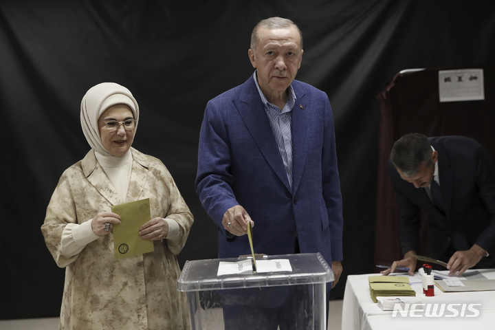 [이스탄불=AP/뉴시스] 28일(현지시간) 튀르키예 결선투표가 실시된 가운데 이스탄불의 한 투표소에서 레제프 타이이프 에르도안 대통령과 부인이 투표를 하고 있다. 2023.05.28