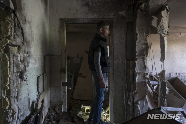 [키이우=AP/뉴시스] 28일(현지시간) 러시아 드론 공격으로 파괴된 우크라이나 키이우의 한 건물에서 한 남성이 파괴된 건물 내부를 바라보고 있다. 2023.05.28 