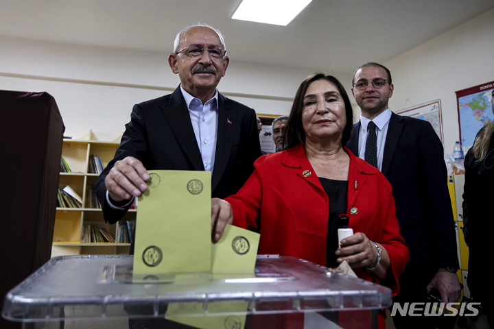 [앙카라=AP/뉴시스] 28일(현지시간) 튀르키예 대선 결선투표가 실시된 가운데 앙카라의 한 투표소에서 케말 클르츠다로을루 공화인민당 대표와 부인이 투표를 하고 있다. 2023.05.28 