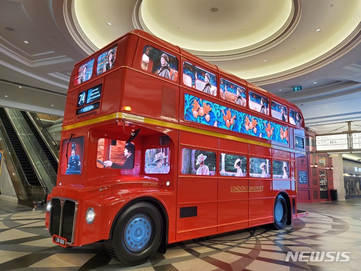[마카오=뉴시스] 류난영 기자= 런더너 마카오에 윙윙거리는 모터와 경적 소리로 살아 움직이는 듯한 느낌을 주는 클래식한 런던의 빨간색 이층 버스 '더블 데커 어드벤처'가 세워져 있다.