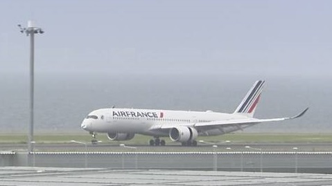 [서울=뉴시스]일본 오사카를 떠나 프랑스 파리로 향하던 에어프랑스 소속 에어버스 A350 여객기가 28일 비행 도중 기체 이상으로 긴급 회항했다. 해당 A350여객기.<사진출처: NHK방송 캡쳐> 2023.05.28