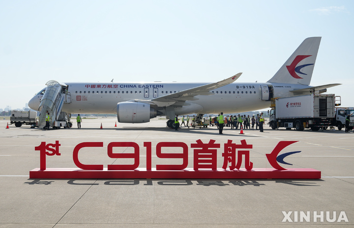 [상하이=신화/뉴시스]중국이 자체 기술로 개발한 대형 여객기 C919이 28일 중국 상하이 훙차오 국제공항에서 이륙을 준비하는 모습. 2023.05.28