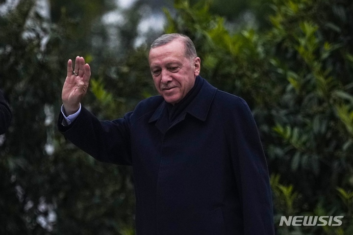 [이스탄불=AP/뉴시스] 28일(현지시간) 레제프 타이이프 에르도안 튀르키예 대통령이 이스탄불 자신의 관저에서 지지자들을 향해 손을 흔들고 있다. 2023.05.31