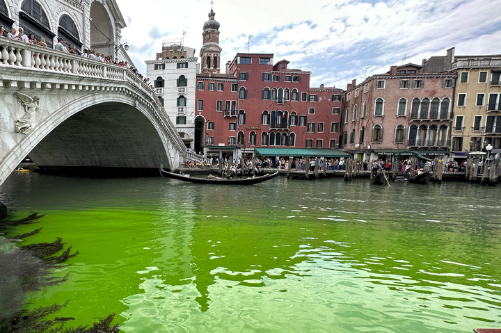 [베니스=AP/뉴시스]'물의 도시' 이탈리아 베니스의 운하가 형광 녹색으로 변하면서 당국이 긴급 조사에 나섰다.  *재판매 및 DB 금지