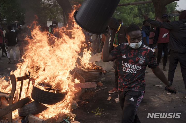[다카르( 세네갈)=AP/뉴시스] 5월 29일 세네갈의 야당 지도자 우스만 손코를 지지하는 시위대가 다카르 시내에서 경찰 바리케이드를 불태우며 그의 체포에 항의하고 있다. 경찰이 지지시위대의 남북 종단 "자유행진"을 중단시키면서 양측이 격렬하게 충돌했다. 2023.05.30 