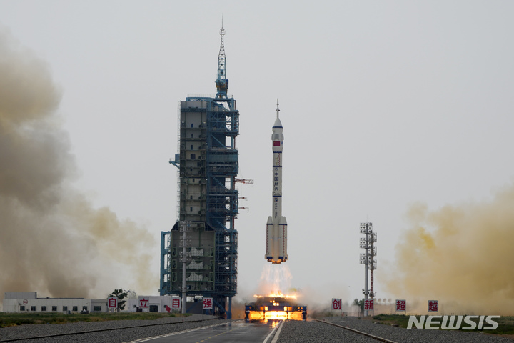 [주취안=AP/뉴시스] 30일(현지시각) 중국 간쑤성 주취안 위성발사센터에서 중국 우주인들이 탑승한 선저우 16호 우주선을 실은 창정 2호 로켓이 발사되고 있다. 선저우 16호에 탑승한 징하이펑, 주양주, 구이하이차오 등 3명의 우주비행사는 우주에 체류하면서 과학 연구 임무를 수행한다. 2023.05.30. 