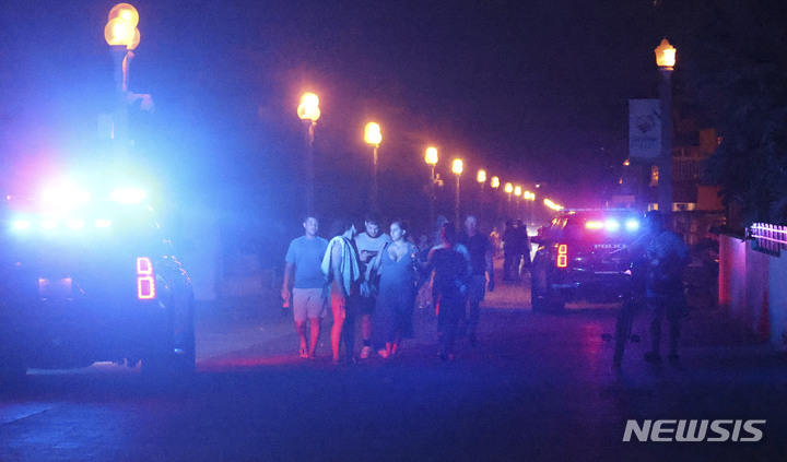 [할리우드=AP/뉴시스]지난 29일 저녁 플로리다 할리우드 소재 해변 보드워크에서 총격이 발생해 경찰이 대응하고 있다. 2023.05.30.
