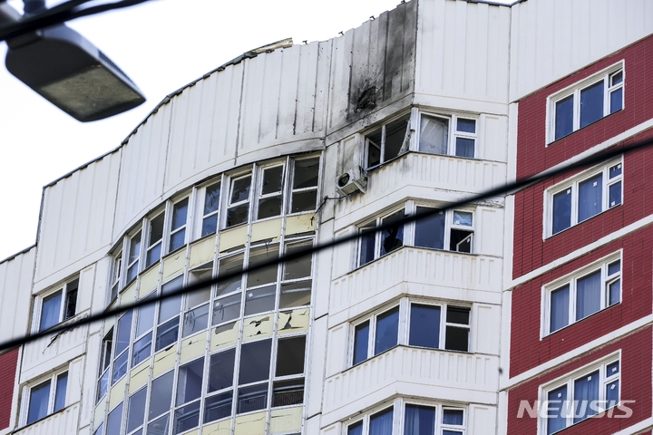 [모스크바=AP/뉴시스] 30일(현지시간) 러시아 수도 모스크바의 한 아파트 건물이 우크라이나의 것으로 추정되는 무인항공기(드론) 공격을 받아 파손된 것이 보이고 있다. 2023.05.30