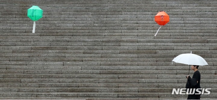  [서울=뉴시스] 배훈식 기자 = 부처님 오신날 연휴 동안 이어진 비가 내린 지난 28일 오전 서울 종로구 세종문화회관 앞에서 우산 쓴 시민이 발걸음을 옮기고 있다. 2023.05.28. dahora83@newsis.com