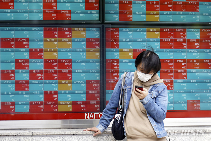 [도쿄=AP/뉴시스]일본 도쿄 한 증권회사에서 주가를 보여주는 전자 주식 게시판. *재판매 및 DB 금지