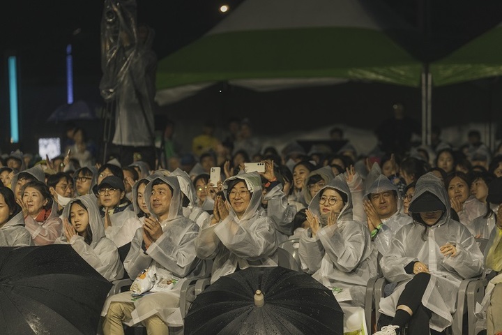 빗속에서 '계촌 클래식 축제' 즐기는 관객들. (사진=한국예술종합학교 제공) photo@newsis.com *재판매 및 DB 금지