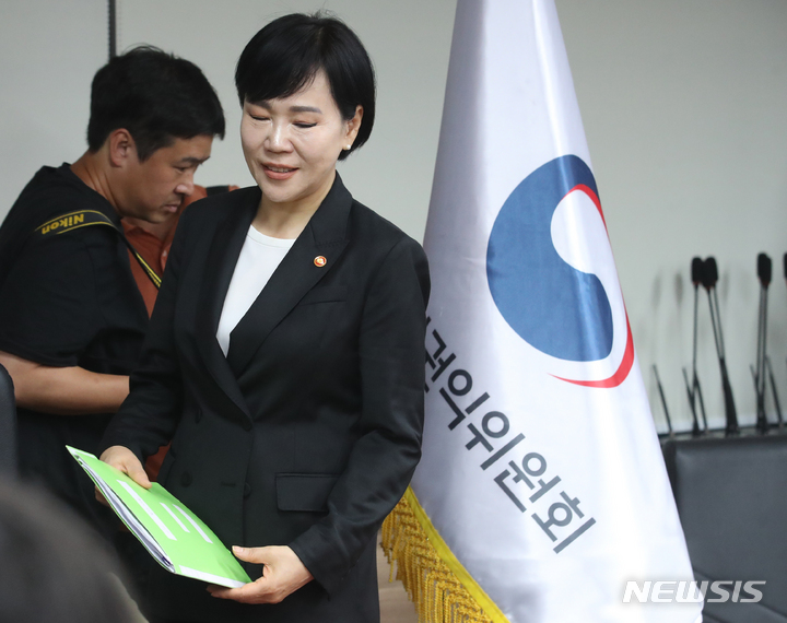 [서울=뉴시스] 김명원 기자 = 전현희 국민권익위원장이 30일 오전 서울 종로구 정부서울청사에서 열린 긴급 현안 관련 기자간담회에 참석하고 있다. 이날 전현희 국민권익위원장은 김남국 더불어민주당 국회의원의 거액 투자 논란으로 불거진 국회의원 코인 보유 이해충돌 문제 및 중앙선거관리위원회 고위 간부들의 ‘자녀 특혜 채용’ 논란 등에 대해 입장을 밝혔다. 2023.05.30. kmx1105@newsis.com