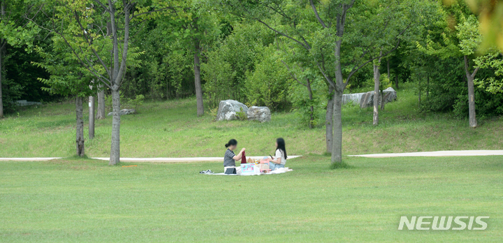 [전주=뉴시스] 김얼 기자 = 선선한 날씨가 이어지고 있는 30일 전북 전주시 세병공원을 찾은 시민들이 피크닉을 즐기고 있다. 2023.05.30. pmkeul@nwsis.com