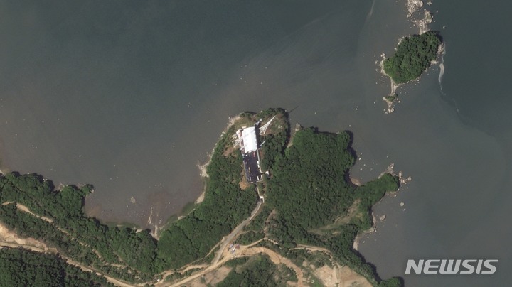 [동창리=AP/뉴시스] 플래닛랩스 PBC가 촬영한 위성사진에 30일 북한 동창리 인근 서해위성발사장의 새로 건설된 발사대에서의 활동 모습이 포착되고 있다. AP통신은 이 위성사진을 통해 북한의 발사체 발사가 임박했음을 보여준다고 전했다. 2023.05.31.