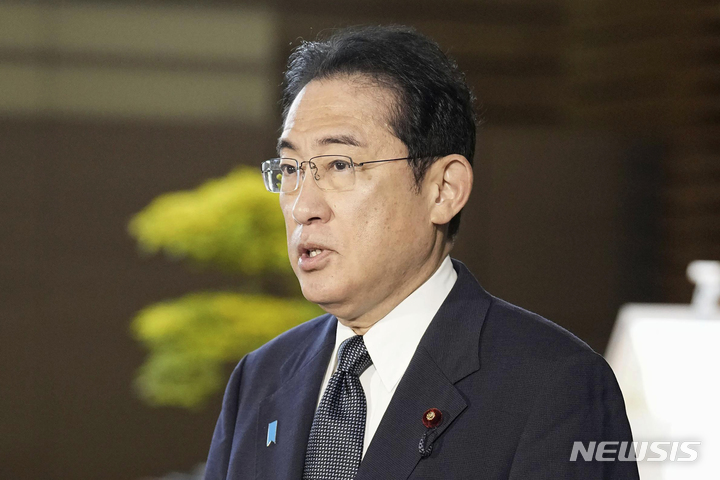 [도쿄=AP/뉴시스]기시다 후미오 일본 총리가 31일 도쿄에 있는 관저에서 북한의 미사일 발사에 대해 기자들에게 말하고 있다. 2023.05.31.