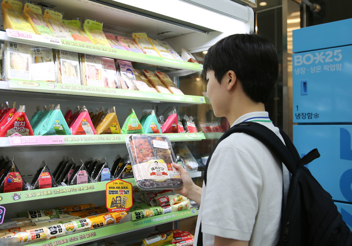 GS25에서 학생이 도시락 상품을 살펴보고 있다.(사진=GS25 제공) *재판매 및 DB 금지