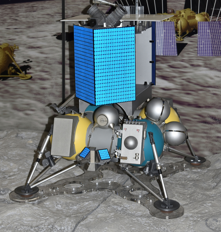 [서울=뉴시스] 러시아의 달 탐사선 루나(Luna)-25 모형. 러시아 연방우주공사(로스코스모스)는 31일(현지시간) 7월13일로 예정했던 루나-25 발사를 8월로 연기한다고 밝혔다. (사진=위키피디아 캡처) *재배포 및 DB금지. 2023.05.31.