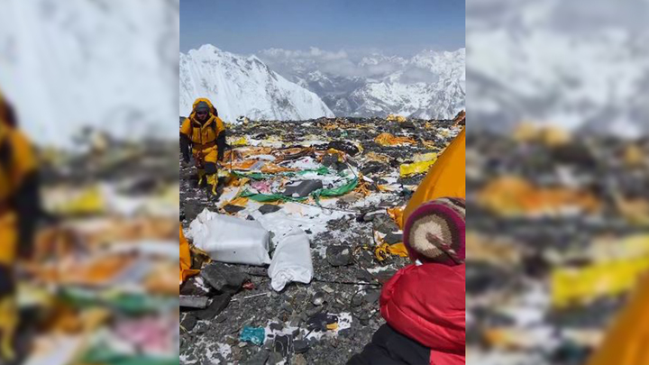히말라야 곳곳이 쓰레기 천지로 변한 영상이 공개됐다. 쓰레기가 계속 쌓이는 것은 해마다 에베레스트에 약 600명이 오르는 등 ‘등반 문화’가 바뀐 탓이라는 분석이 나오고 있다. 출처 : @Tenzi Sherpa *재판매 및 DB 금지