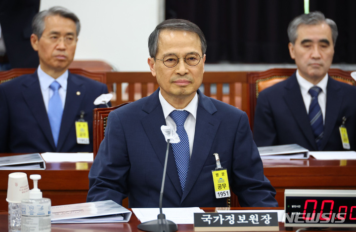 [서울=뉴시스] 이영환 기자 = 김규현 국가정보원장이 지난달 31일 오후 서울 여의도 국회에서 열린 정보위원회 전체회의에 참석해 자리에 앉아 있다.(공동취재사진) 2023.05.31. photo@newsis.com