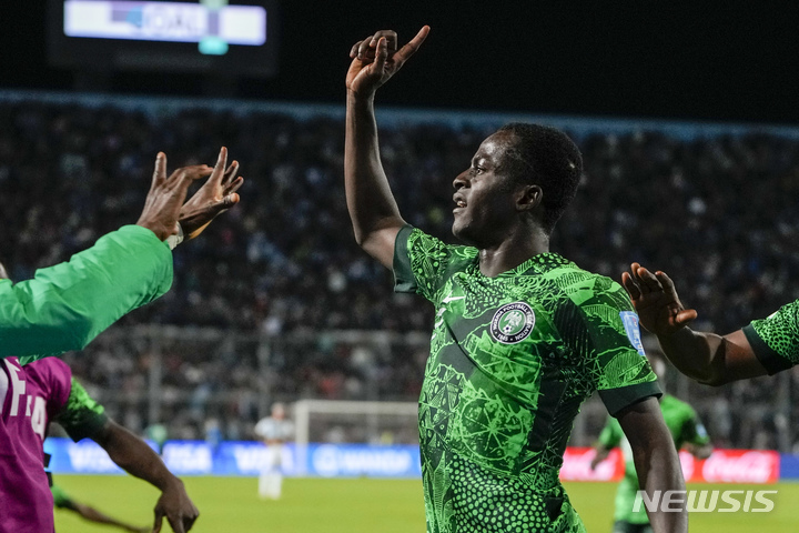 [산후안=AP/뉴시스] 나이지리아의 릴와누 하리루 사르키(가운데)가 1일(한국시간) 아르헨티나 산후안의 비센테나리오 스타디움에서 열린 아르헨티나와 2023 FIFA U-20 월드컵 16강전에서 후반 추가시간 페널티킥으로 쐐기골을 넣은 뒤 기뻐하고 있다. 2023.06.01.