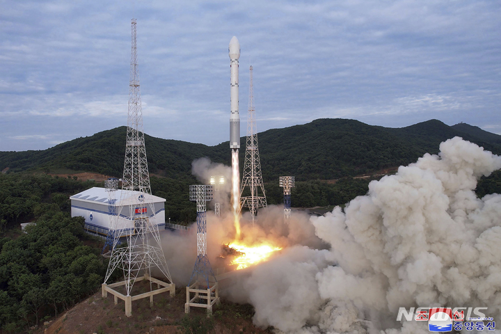 [철산군(평안북도)=조선중앙통신·AP/뉴시스]북한 정부가 제공한 이 사진은 5월31일 서해위성발사장에서 만리경-1호 위성을 실은 새로 개발된 천리마-1호 로켓이 발사되는 모습을 보여준다. 2023.06.01.