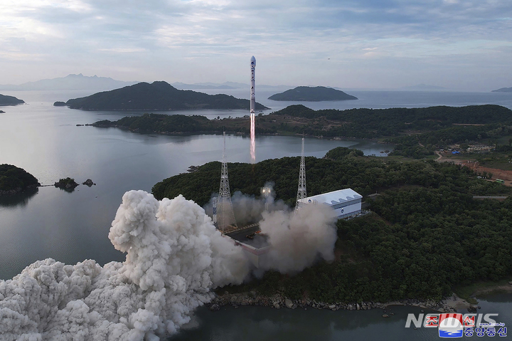 [철산군(평안북도)=조선중앙통신·AP/뉴시스]북한 정부가 제공한 이 사진은 5월31일 서해위성발사장에서 만리경-1호 위성을 실은 새로 개발된 천리마-1호 로켓이 발사되는 모습을 보여준다. 2023.06.01.