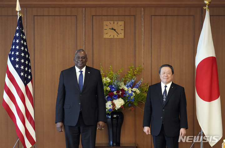 [도쿄=AP/뉴시스] 로이드 오스틴(왼쪽) 미국 국방장관이 1일 일본 도쿄 방위성에서 하마다 야스카즈 일본 방위상과 회담에 앞서 기념 촬영을 하고 있다. 2023.06.01.