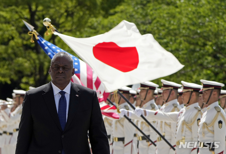 [도쿄=AP/뉴시스]로이드 오스틴 미국 국방장관이 1일 일본 도쿄 방위성에서 의장대를 사열하고 있다. 2023.06.01.