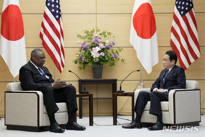 [도쿄=AP/뉴시스] 기시다 후미오 일본 총리(오른쪽)와 로이드 오스틴 미국 국방장관이 1일 일본 도쿄 총리관저에서 회담하고 있다. 2023.06.01.