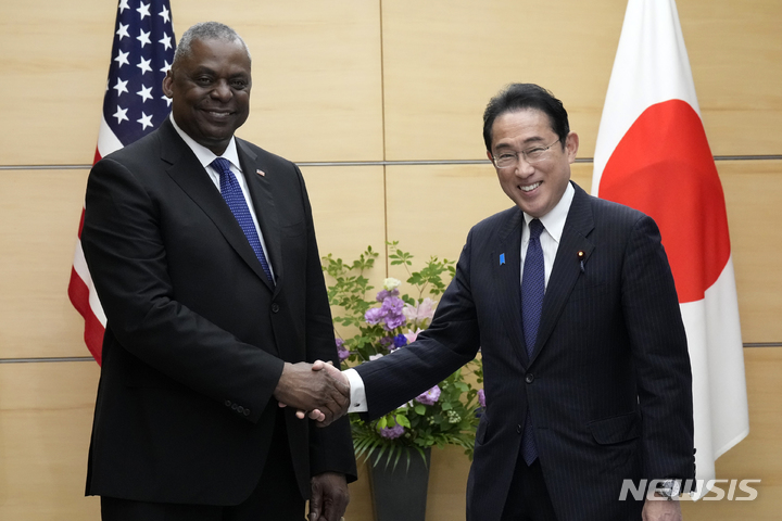 [도쿄=AP/뉴시스] 기시다 후미오 일본 총리(오른쪽)와 로이드 오스틴 미국 국방장관이 1일 일본 도쿄 총리관저에서 회담에 앞서 악수하고 있다. 2023.06.01.