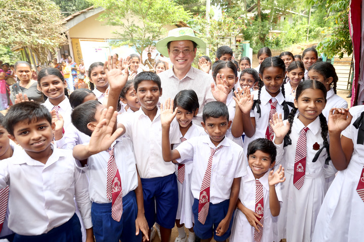 [안동=뉴시스] 지난달 26일 스리랑카의 왈폴라 새마을 시범마을에 있는 한 초등학교를 방문한 이철우 경북지사가 학생들과 기념사진을 찍고 있다. (사진=경북도 제공) 2023.06.01 *재판매 및 DB 금지