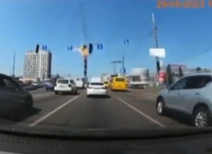 우크라이나 수도 키이우의 번잡한 도로 한복판에 미사일파편이 떨어졌으나 자동차들이 간발의 차로 아슬아슬하게 피해가는 블랙박스 영상이 공개됐다. 출처 : @AlexPanchenko2 *재판매 및 DB 금지