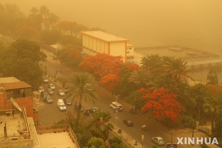 [ 카이로=신화/뉴시스]이집트 수도 카이로 일대에서 6월 1일 발생한 모래폭풍. 바람이 거센 지역이 많은 이집트는 6일 아랍에미리트(UAE)의 대기업과 대규모의 풍력발전단지 건설의 협약을 맺고 계약서에 서명했다. 2023. 06.07. 