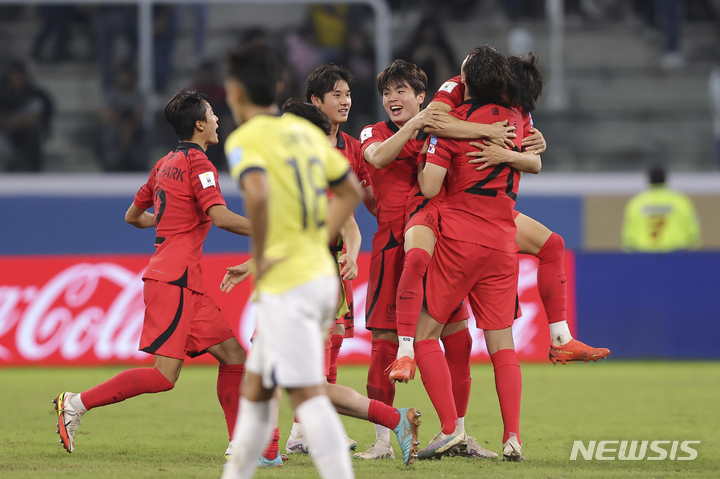 [산티아고 델 에스테로=AP/뉴시스] 한국 선수들이 1일(현지시각) 아르헨티나의 산티아고 델 에스테로 스타디움에서 열린 2023 국제축구연맹(FIFA) 20세 이하(U20) 월드컵 16강전에서 에콰도르에 승리한 후 기뻐하고 있다. 한국은 에콰도르를 3-2로 꺾고 8강에 올라 나이지리아를 상대한다. 2023.06.02.