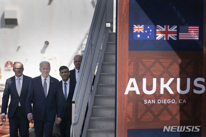 [샌디에이고(캘리포니아주)=AP/뉴시스] 지난해 3월13일 미 캘리포니아주 샌디에이고 소재 포인트로마 해군기지에서 리시 수낵 영국 총리(오른쪽 두 번째), 조 바이든 미 대통령(왼쪽 두 번째), 앤서니 앨버니지 호주 총리(왼쪽)가 오커스 회담 도중 함께 걷는 모습.