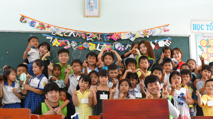 [서울=뉴시스]LS 대학생 해외봉사단 24기 단원들이 베트남 동나이성에서 초등학생들에게 교육봉사를 하고 있다. (사진 = LS) 2023.6.2. photo@newsis.com *재판매 및 DB 금지