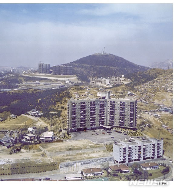 [서울=뉴시스] 힐탑아파트 모습. (사진=한국토지주택공사 토지주택박물관 제공)