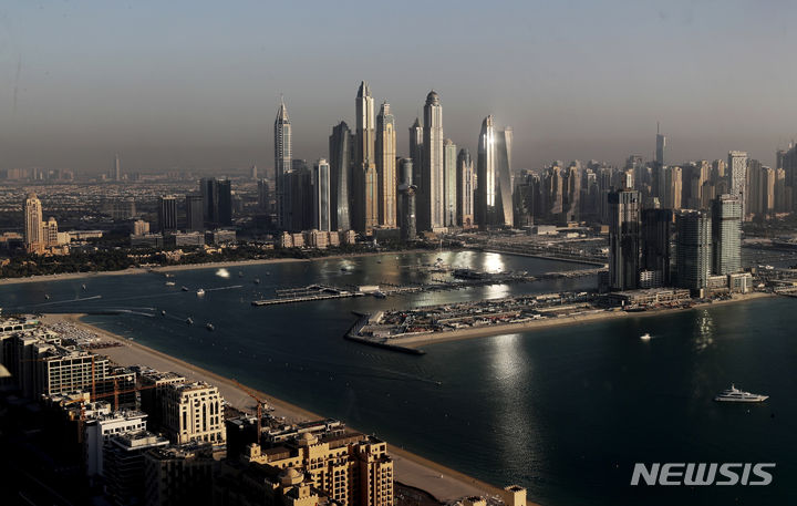 [두바이=AP/뉴시스]사진은 아랍에미리트 두바이에 있는 더 뷰 앳 더 팜(The View at The Palm) 전망대에서 바라본 두바이 마리나 지구 중심부 모습. 2023.07.11.