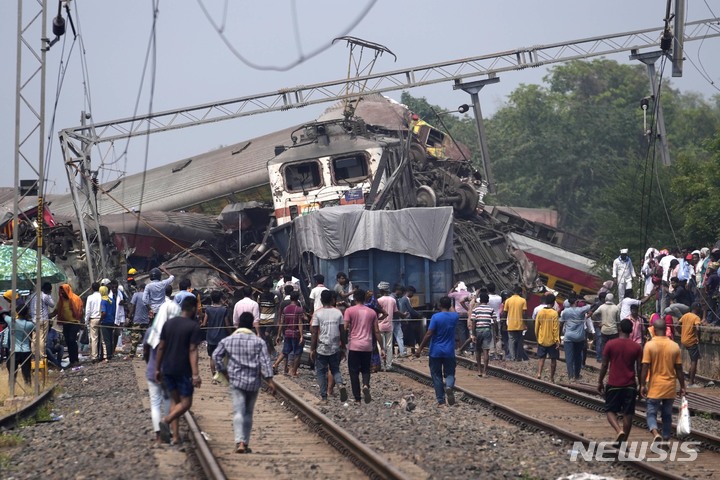 [발라소르=AP/뉴시스]3일(현지시간) 인도 동부 발라소르에서 구조당국이 구조작업을 진행하고 있다. 지난 2일 오후 7시께 발생한 열차 사고로 288명이 사망했고, 약 900명이 다친 것으로 추정된다. 2023.6.3