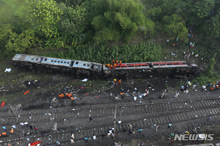 [발라소르=AP/뉴시스] 3일(현지시간) 인도 동부 오리사주 발라소르 지역에서 여객열차 2대와 화물열차 1대가 충돌한 사고가 발생해 구조대원들이 구조 작업을 벌이고 있다. 2023.06.05.