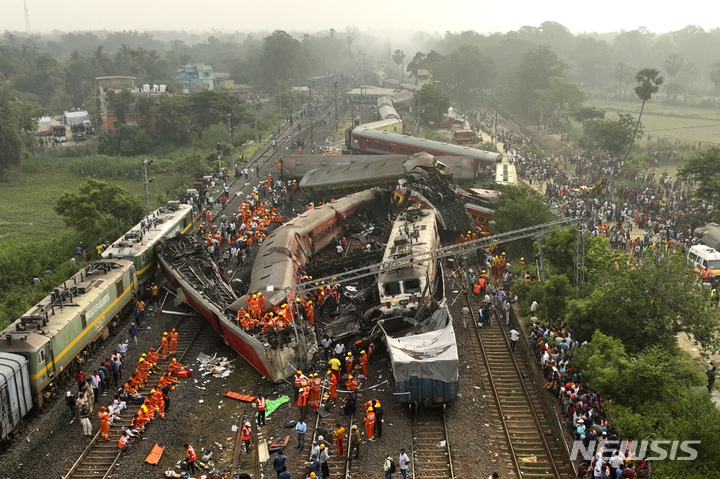 [발라소르=AP/뉴시스] 3일(현지시간) 인도 동부 오리사주 발라소르 지역에서 여객열차 2대와 화물열차 1대가 충돌한 사고가 발생해 구조대원들이 구조 작업을 벌이고 있다. 2023.06.05.