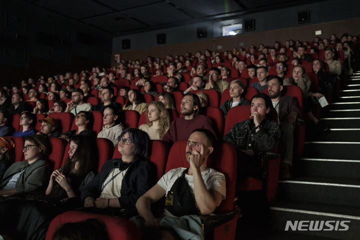[키이우( 우크라이나)= AP/뉴시스] 키이우 시내의 한 극장을 가득 메운 관객들이 6월 3일 첫 개봉된 '마리우폴의 20일' 기록 영화를 감상하고 있다. 2023.06. 04 