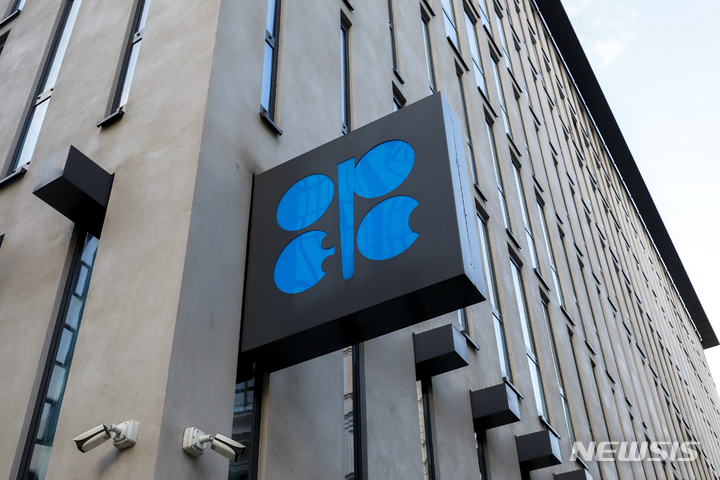 [빈=AP/뉴시스] 지난해 3월3일 촬영한 오스트리아 빈에 있는 석유수출국기구(OPEC) 본부 밖에 OPEC 로고가 보이고 있다. 사우디아라비아는 4일(현지시간) 장관급 회의 후 7월부터 최소 한 달 간 하루 100만 배럴을 자발적으로 추가 감산한다고 발표했다. 2023.06.05.