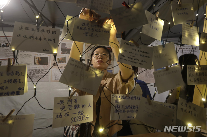 [타이베이=AP/뉴시스] 4일 대만 타이베이 민주광장에서 중국 톈안먼 민주화 시위 34주년 촛불집회가 열리고 있다. 2023.06.04.