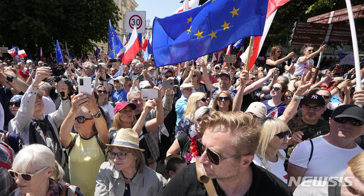 [바르샤바(폴란드)=AP/뉴시스] 야당 지도자인 도날트 투스크 시민연단(PO) 대표가 이끄는 반정부 시위에 동참한 군중이 4일(현지시간) 폴란드 수도 바르샤바에서 행진하고 있다. 투스크 대표는 정부가 민주주의를 잠식하고 있다고 비난했다. 2023.06.05.
