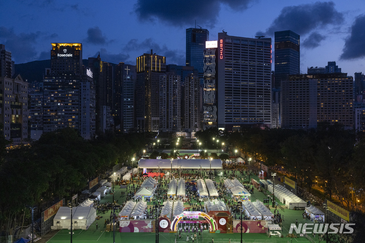 [코즈웨이베이=AP/뉴시스] 중국 톈안먼 민주화 시위 34주년인 4일 전통적으로 추모 집회가 열렸던 홍콩 코즈웨이베이 빅토리아 파크에 친중 단체들이 조직한 카니발 행사가 열리고 있다. 2023.06.04.
