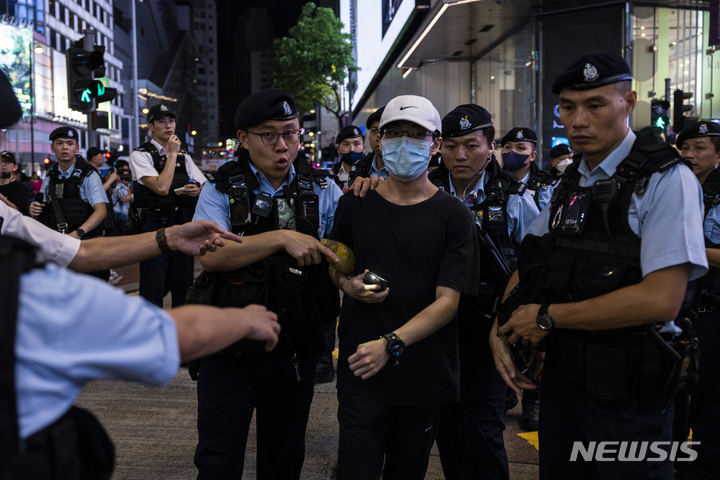 [코즈웨이베이=AP/뉴시스] 중국 톈안먼 민주화 시위 34주년인 4일 홍콩 빅토리아 파크 인근에서 한 시민이 경찰에 연행되고 있다. 2023.06.04.