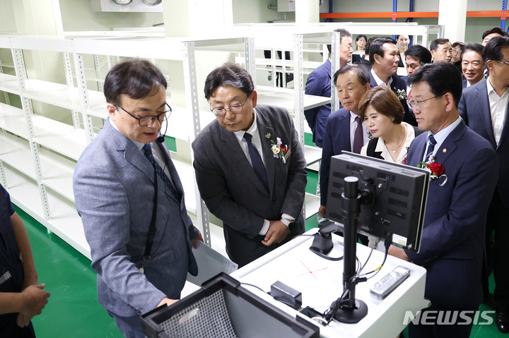 김해 스마트 의약품 공동물류센터 개소 - 뉴스 썸네일 이미지